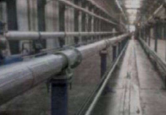Insulated and clad pipelines in a long industrial gallery